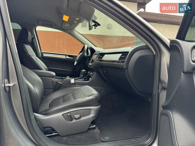 Серый Фольксваген Туарег, объемом двигателя 2.97 л и пробегом 285 тыс. км за 16990 $, фото 43 на Automoto.ua