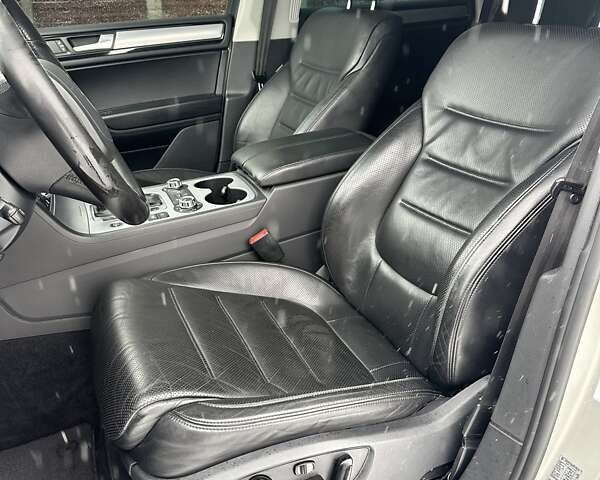 Серый Фольксваген Туарег, объемом двигателя 3 л и пробегом 190 тыс. км за 22700 $, фото 42 на Automoto.ua