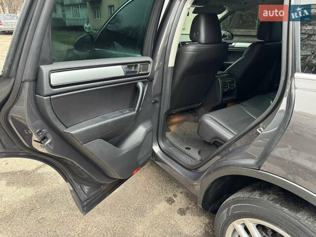 Серый Фольксваген Туарег, объемом двигателя 3 л и пробегом 260 тыс. км за 16700 $, фото 52 на Automoto.ua