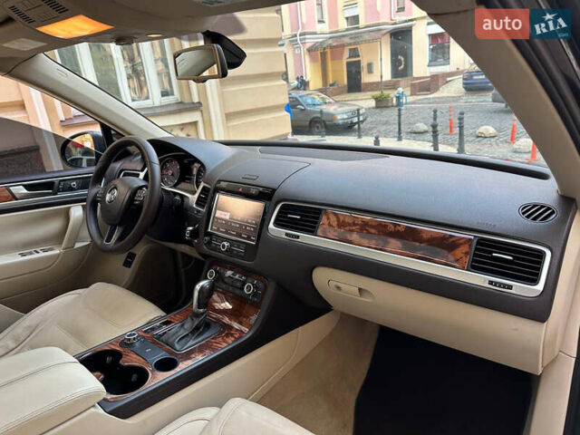 Серый Фольксваген Туарег, объемом двигателя 2.97 л и пробегом 300 тыс. км за 13400 $, фото 29 на Automoto.ua