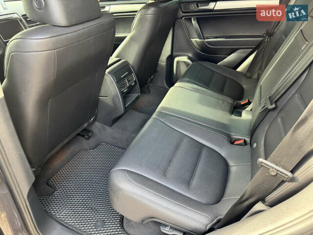 Сірий Фольксваген Туарег, об'ємом двигуна 3 л та пробігом 260 тис. км за 16700 $, фото 50 на Automoto.ua