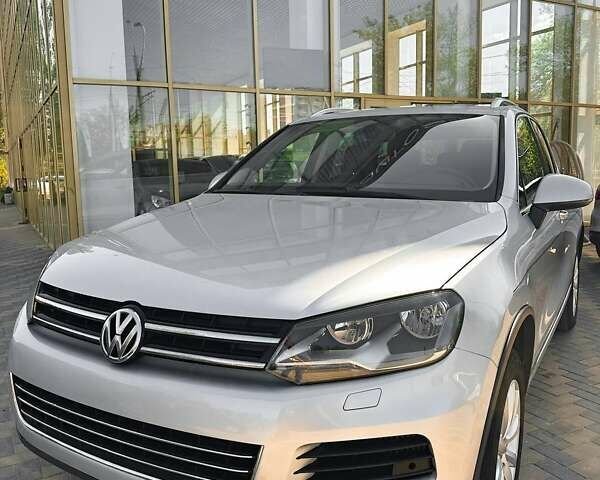 Серый Фольксваген Туарег, объемом двигателя 3 л и пробегом 286 тыс. км за 17900 $, фото 2 на Automoto.ua
