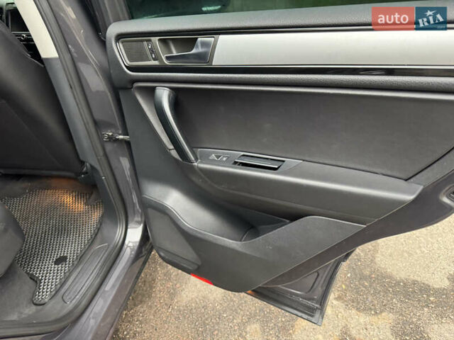 Серый Фольксваген Туарег, объемом двигателя 3 л и пробегом 260 тыс. км за 16700 $, фото 60 на Automoto.ua