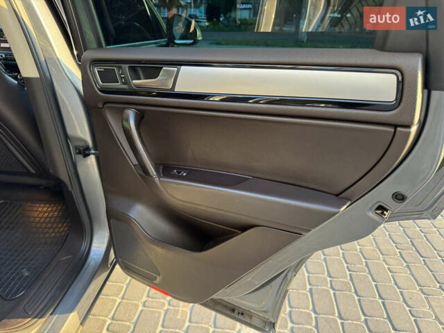 Сірий Фольксваген Туарег, об'ємом двигуна 2.97 л та пробігом 238 тис. км за 18300 $, фото 51 на Automoto.ua