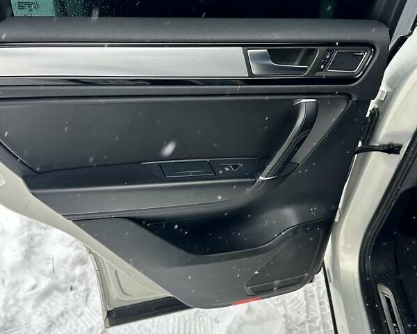 Серый Фольксваген Туарег, объемом двигателя 3 л и пробегом 190 тыс. км за 22700 $, фото 58 на Automoto.ua