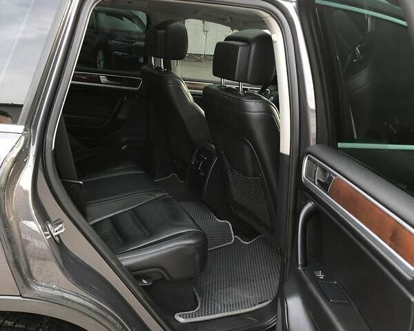 Серый Фольксваген Туарег, объемом двигателя 2.97 л и пробегом 263 тыс. км за 15900 $, фото 18 на Automoto.ua