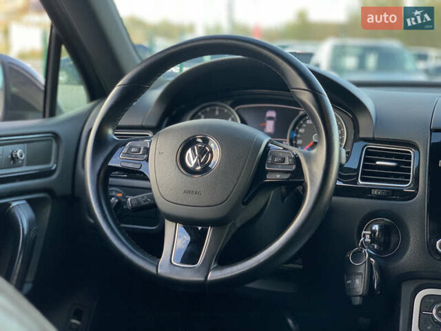 Серый Фольксваген Туарег, объемом двигателя 3 л и пробегом 260 тыс. км за 18899 $, фото 61 на Automoto.ua