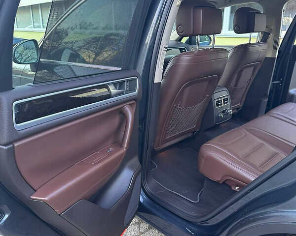 Серый Фольксваген Туарег, объемом двигателя 3.6 л и пробегом 196 тыс. км за 15999 $, фото 2 на Automoto.ua