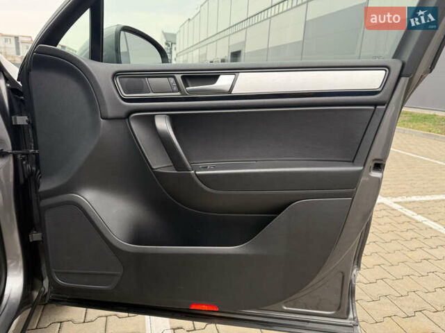 Сірий Фольксваген Туарег, об'ємом двигуна 3 л та пробігом 260 тис. км за 18700 $, фото 37 на Automoto.ua