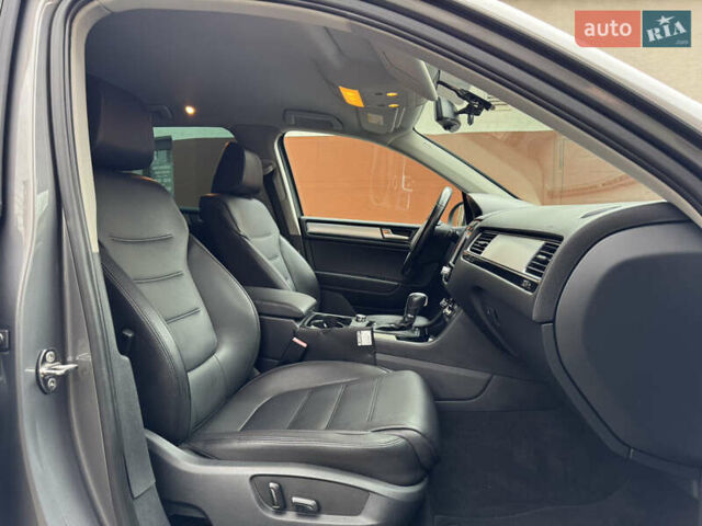 Серый Фольксваген Туарег, объемом двигателя 2.97 л и пробегом 285 тыс. км за 16990 $, фото 44 на Automoto.ua