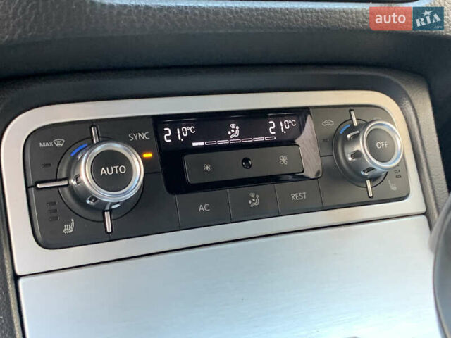 Серый Фольксваген Туарег, объемом двигателя 3 л и пробегом 260 тыс. км за 18899 $, фото 59 на Automoto.ua