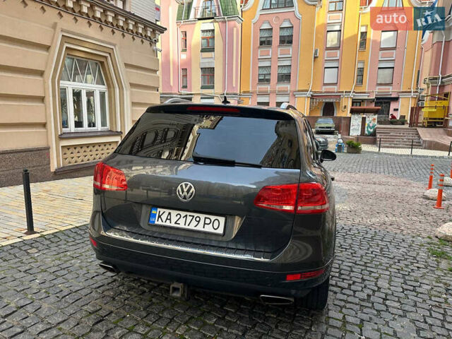 Серый Фольксваген Туарег, объемом двигателя 2.97 л и пробегом 300 тыс. км за 13400 $, фото 6 на Automoto.ua