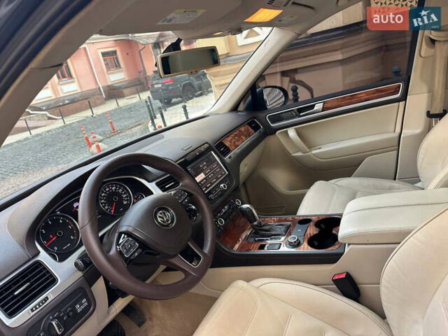 Серый Фольксваген Туарег, объемом двигателя 2.97 л и пробегом 300 тыс. км за 13400 $, фото 16 на Automoto.ua