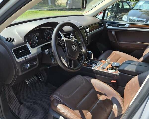 Серый Фольксваген Туарег, объемом двигателя 3 л и пробегом 215 тыс. км за 19300 $, фото 13 на Automoto.ua