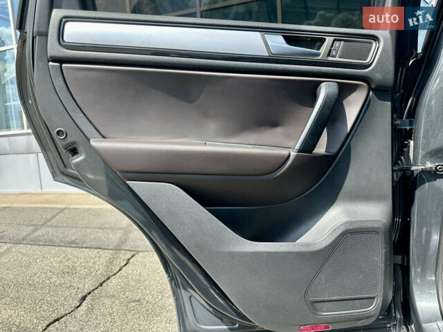 Серый Фольксваген Туарег, объемом двигателя 3 л и пробегом 226 тыс. км за 15490 $, фото 32 на Automoto.ua