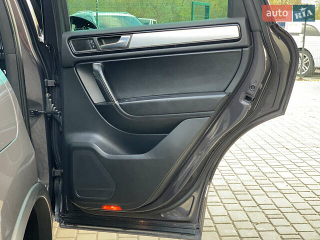 Серый Фольксваген Туарег, объемом двигателя 3 л и пробегом 260 тыс. км за 18899 $, фото 32 на Automoto.ua