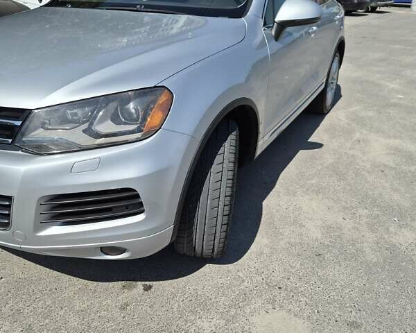 Серый Фольксваген Туарег, объемом двигателя 3 л и пробегом 215 тыс. км за 19300 $, фото 9 на Automoto.ua