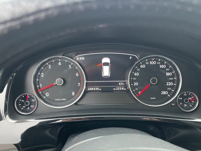 Серый Фольксваген Туарег, объемом двигателя 3.6 л и пробегом 249 тыс. км за 12700 $, фото 16 на Automoto.ua