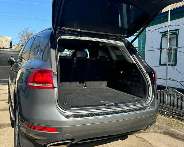 Серый Фольксваген Туарег, объемом двигателя 2.97 л и пробегом 270 тыс. км за 20000 $, фото 2 на Automoto.ua