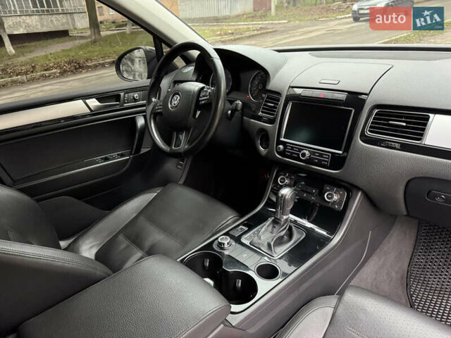 Серый Фольксваген Туарег, объемом двигателя 3 л и пробегом 260 тыс. км за 16700 $, фото 46 на Automoto.ua