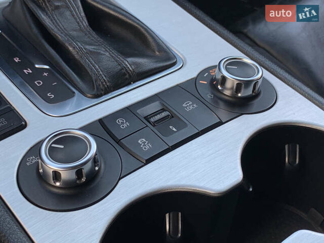 Серый Фольксваген Туарег, объемом двигателя 3 л и пробегом 260 тыс. км за 18899 $, фото 57 на Automoto.ua