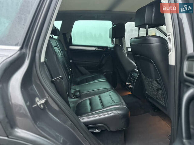 Сірий Фольксваген Туарег, об'ємом двигуна 3 л та пробігом 298 тис. км за 18500 $, фото 97 на Automoto.ua