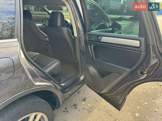 Сірий Фольксваген Туарег, об'ємом двигуна 3 л та пробігом 260 тис. км за 16700 $, фото 51 на Automoto.ua