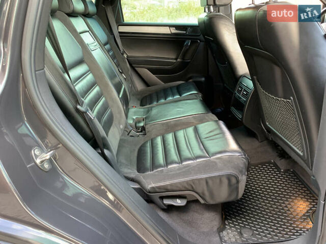 Серый Фольксваген Туарег, объемом двигателя 3 л и пробегом 260 тыс. км за 18899 $, фото 33 на Automoto.ua