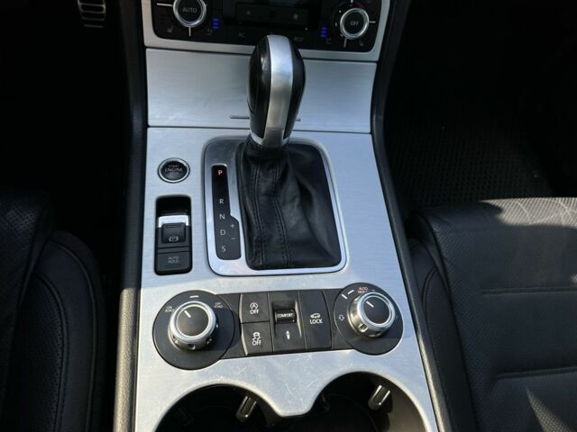 Серый Фольксваген Туарег, объемом двигателя 3 л и пробегом 253 тыс. км за 17000 $, фото 16 на Automoto.ua