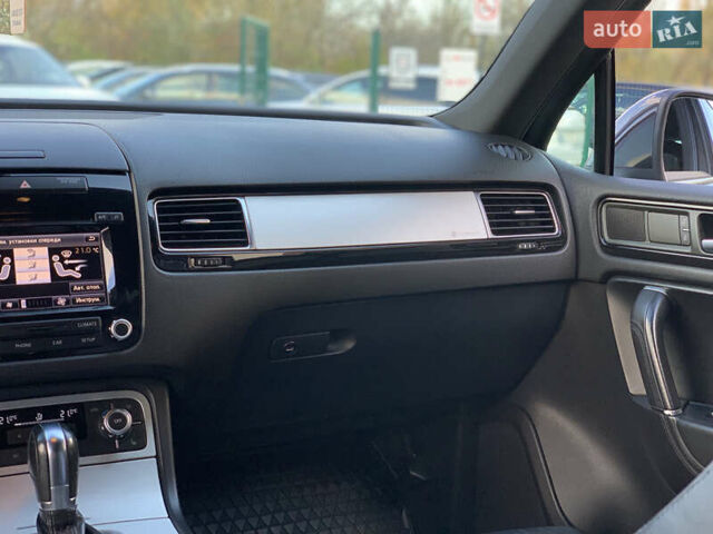 Серый Фольксваген Туарег, объемом двигателя 3 л и пробегом 260 тыс. км за 18899 $, фото 63 на Automoto.ua