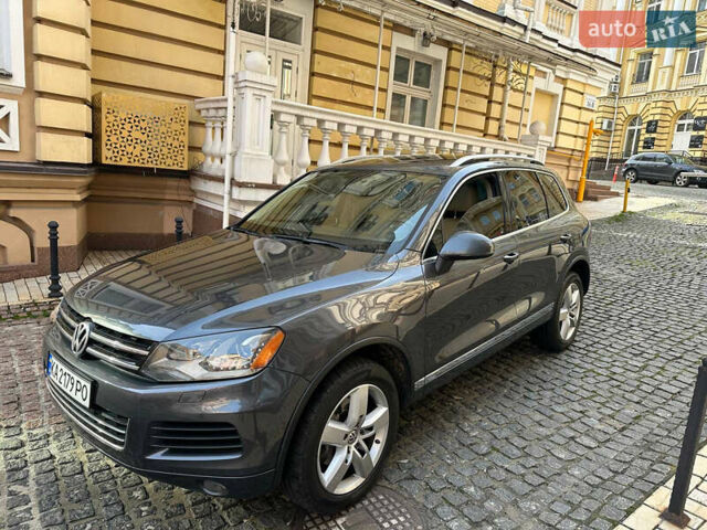 Серый Фольксваген Туарег, объемом двигателя 2.97 л и пробегом 300 тыс. км за 13400 $, фото 1 на Automoto.ua