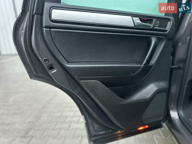 Сірий Фольксваген Туарег, об'ємом двигуна 3 л та пробігом 298 тис. км за 18500 $, фото 80 на Automoto.ua