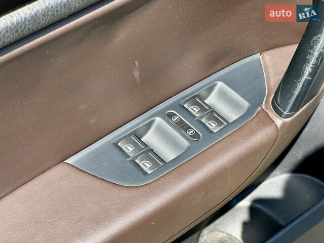 Серый Фольксваген Туарег, объемом двигателя 3 л и пробегом 226 тыс. км за 15490 $, фото 26 на Automoto.ua