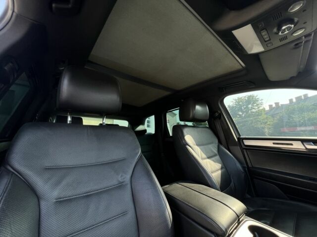 Серый Фольксваген Туарег, объемом двигателя 3 л и пробегом 253 тыс. км за 17000 $, фото 23 на Automoto.ua