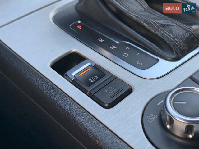 Серый Фольксваген Туарег, объемом двигателя 3 л и пробегом 260 тыс. км за 18899 $, фото 58 на Automoto.ua