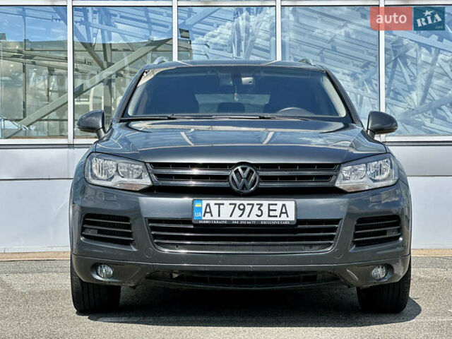 Серый Фольксваген Туарег, объемом двигателя 3 л и пробегом 226 тыс. км за 15490 $, фото 3 на Automoto.ua