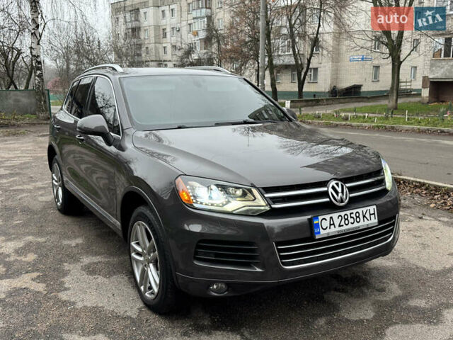 Серый Фольксваген Туарег, объемом двигателя 3 л и пробегом 260 тыс. км за 16700 $, фото 3 на Automoto.ua