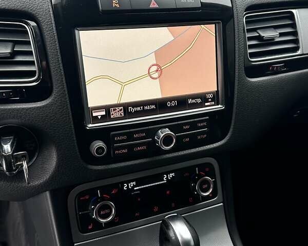 Серый Фольксваген Туарег, объемом двигателя 3 л и пробегом 190 тыс. км за 22700 $, фото 43 на Automoto.ua