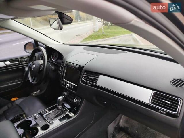 Серый Фольксваген Туарег, объемом двигателя 3 л и пробегом 255 тыс. км за 13500 $, фото 9 на Automoto.ua