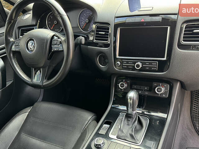 Сірий Фольксваген Туарег, об'ємом двигуна 3 л та пробігом 260 тис. км за 16700 $, фото 43 на Automoto.ua