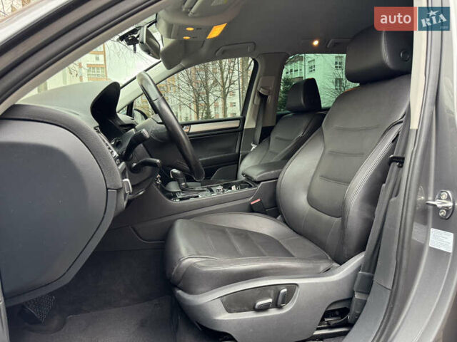 Серый Фольксваген Туарег, объемом двигателя 2.97 л и пробегом 285 тыс. км за 16990 $, фото 21 на Automoto.ua