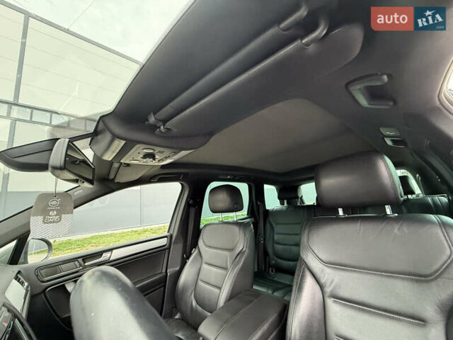 Сірий Фольксваген Туарег, об'ємом двигуна 3 л та пробігом 260 тис. км за 18700 $, фото 45 на Automoto.ua