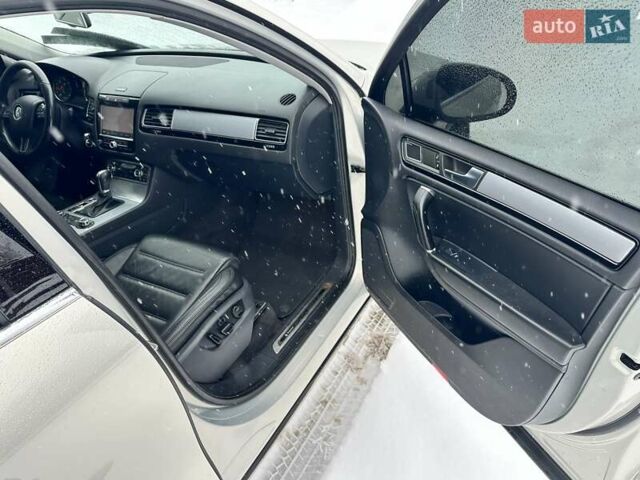 Серый Фольксваген Туарег, объемом двигателя 3 л и пробегом 190 тыс. км за 22700 $, фото 52 на Automoto.ua