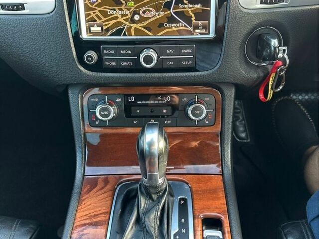 Серый Фольксваген Туарег, объемом двигателя 3 л и пробегом 220 тыс. км за 10750 $, фото 3 на Automoto.ua