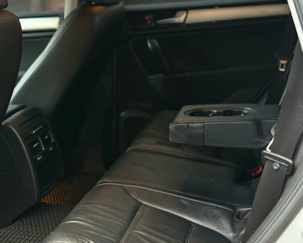 Серый Фольксваген Туарег, объемом двигателя 2.97 л и пробегом 360 тыс. км за 14900 $, фото 18 на Automoto.ua