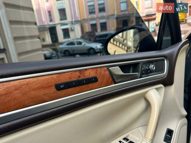 Серый Фольксваген Туарег, объемом двигателя 2.97 л и пробегом 300 тыс. км за 13400 $, фото 17 на Automoto.ua