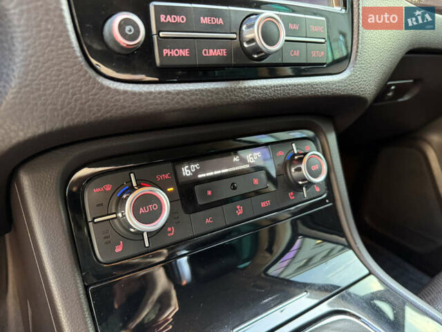 Сірий Фольксваген Туарег, об'ємом двигуна 2.97 л та пробігом 238 тис. км за 18300 $, фото 43 на Automoto.ua