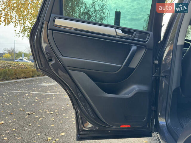 Сірий Фольксваген Туарег, об'ємом двигуна 3 л та пробігом 260 тис. км за 16700 $, фото 46 на Automoto.ua