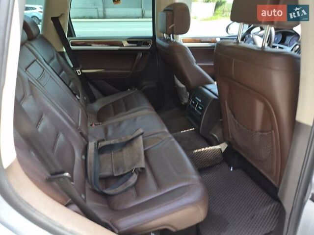 Серый Фольксваген Туарег, объемом двигателя 3 л и пробегом 215 тыс. км за 19300 $, фото 10 на Automoto.ua