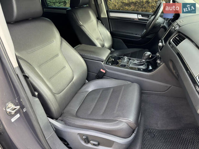 Сірий Фольксваген Туарег, об'ємом двигуна 3 л та пробігом 260 тис. км за 16700 $, фото 61 на Automoto.ua